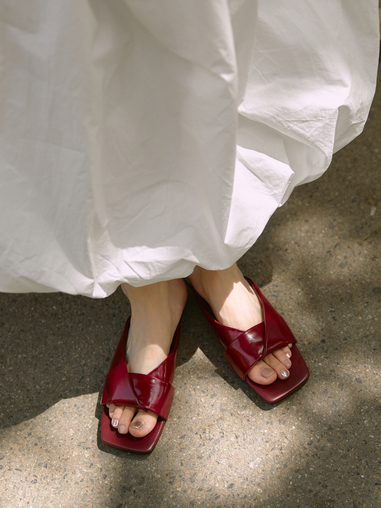 2025 Summer Womenâ€™s Woven One-Strap Sandals - Old Money Style, Open-Toe Flat Slippers for Outdoor Comfort
