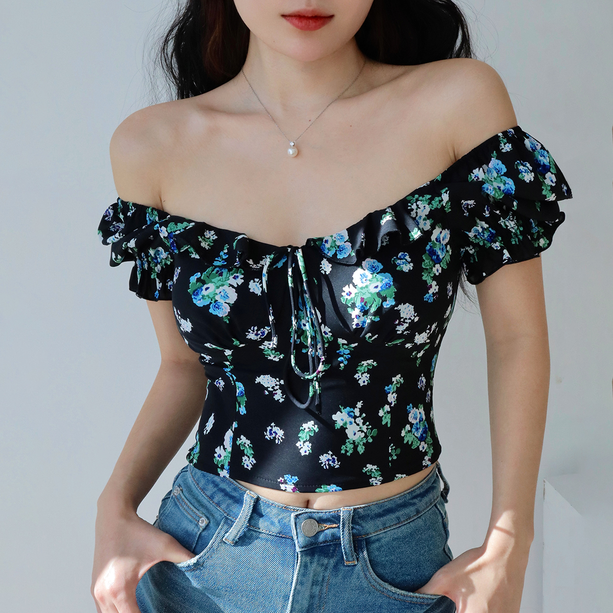 Black Floral Square Neck Short Sleeve T-Shirt - Sexy Slim Fit Top for Fresh Girl Style, Perfect for Y2K and 90s Fashion Trends