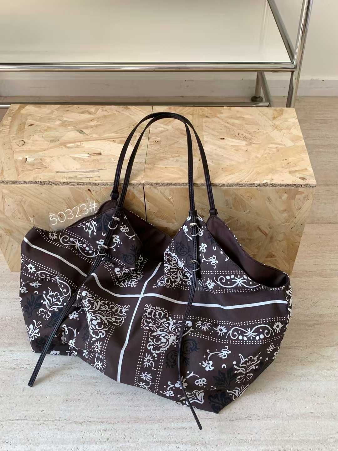 Bohemian Style Printed Tote Bag - Versatile Large Capacity Shoulder Bag for Vacation and Everyday Use