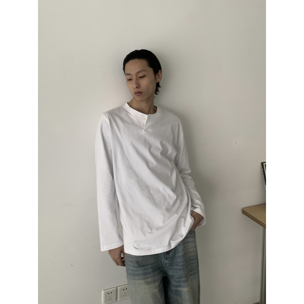 Minimalist Fitted Cotton Henley Long Sleeve T-shirt for Men and Women - American Vintage Commuter Style, Thin Cut, Unisex Fashion