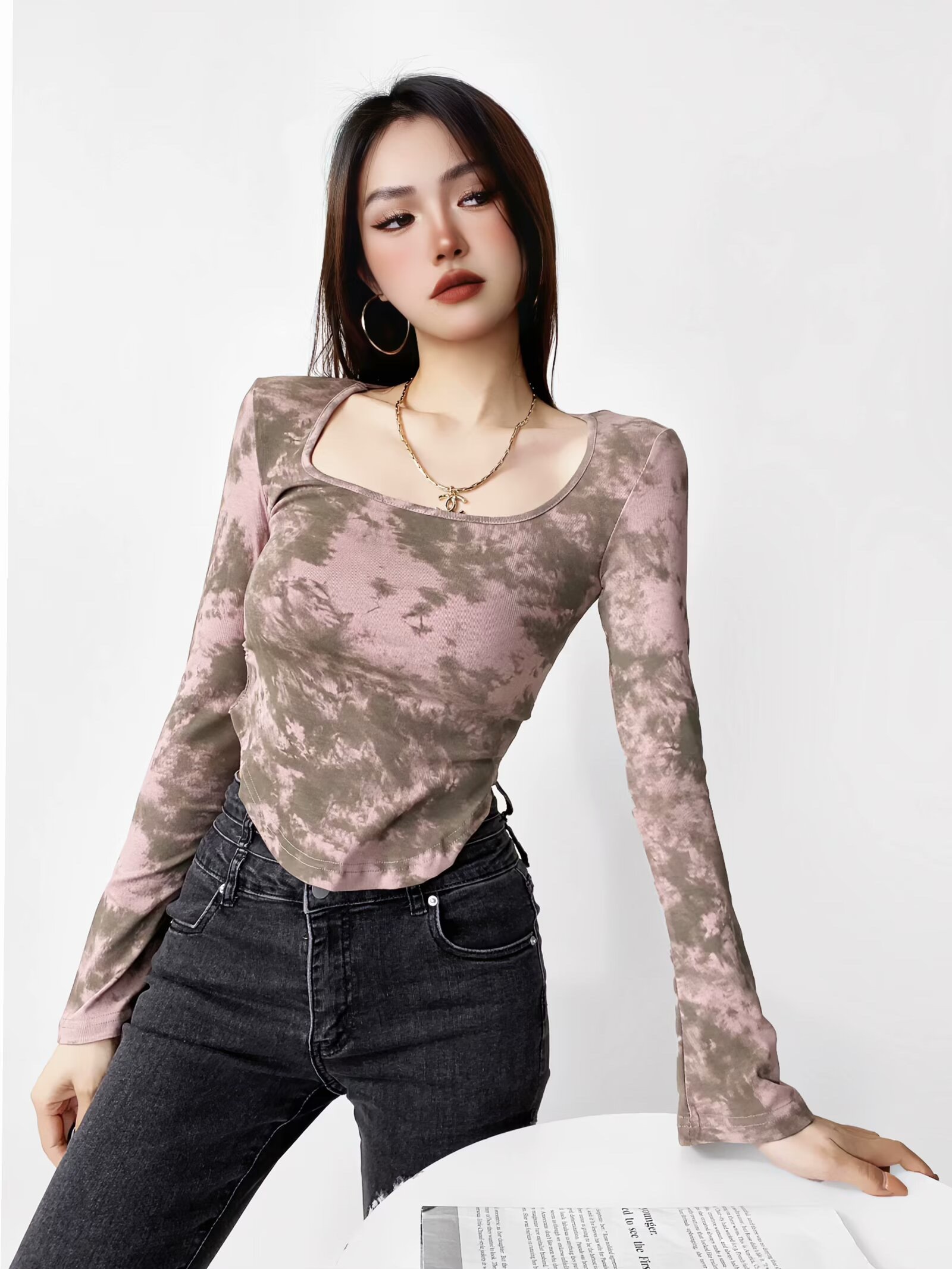 Y2K Spicy Girl Tie-Dye Square Neck Flared Long Sleeve T-Shirt with Pleated Waist and Slimming Curved Hem for Women