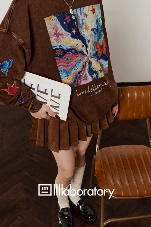 Big Print Sweatshirt Top / Pleated Skirt