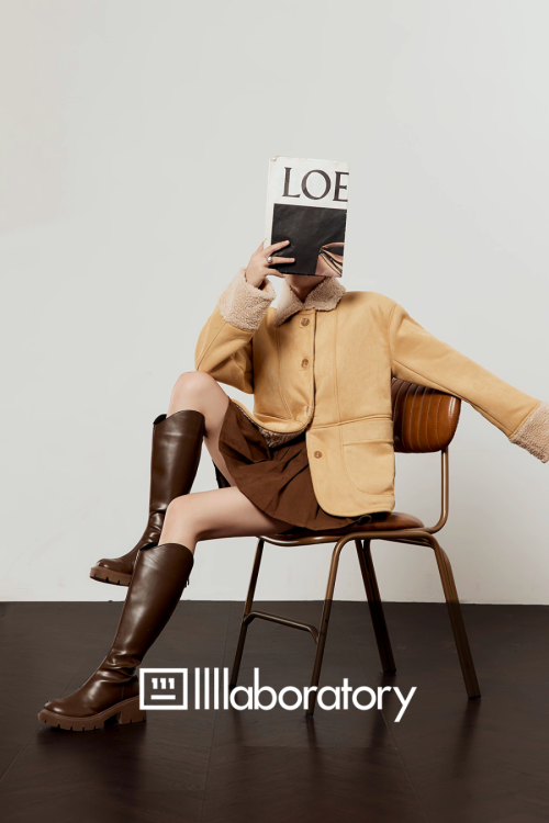 Boa Collar Jacket / Brown Pleated Skirt