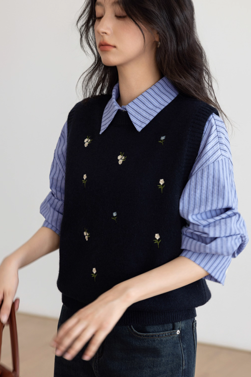 College Style Embroidered Knit Vest