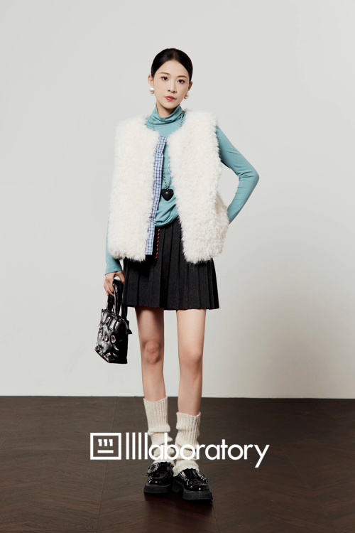 Fluffy Fur Vest / Pleated Skirt