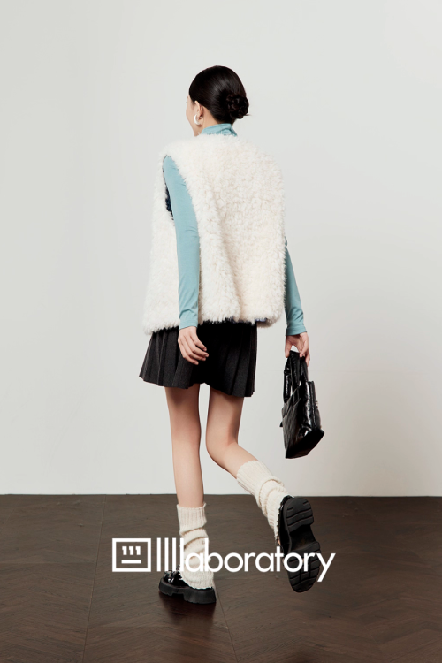 Fluffy Fur Vest / Pleated Skirt