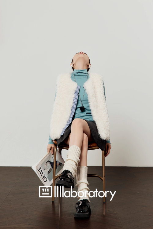 Fluffy Fur Vest / Pleated Skirt