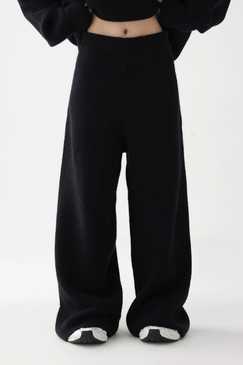 Half-Zip Knit Top / Loose Wide Pants