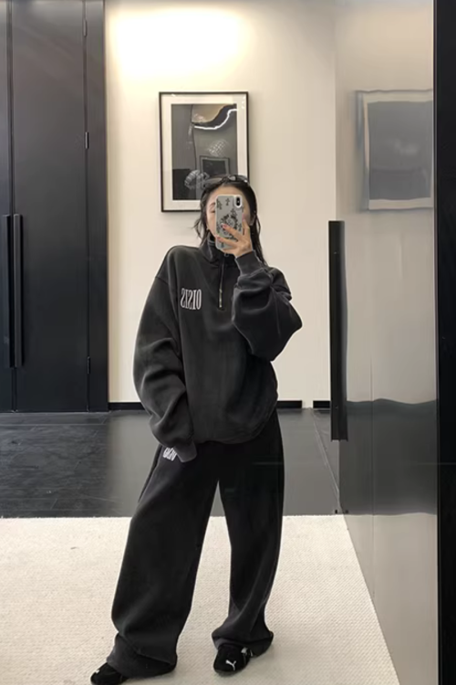 Half-Zip Sweatshirt / Wide Sweatpants