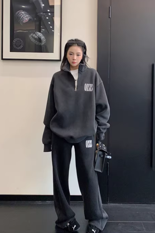 Half-Zip Sweatshirt / Wide Sweatpants