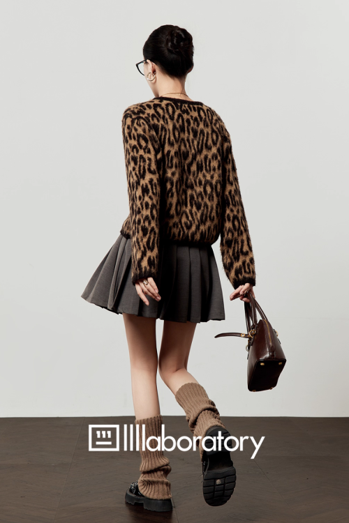 Leopard Round Neck Knit Cardigan / Pleated Skirt