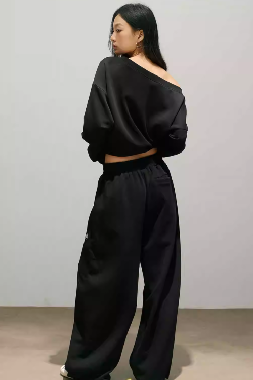 One Point Logo One-Shoulder Top / Wide Pants