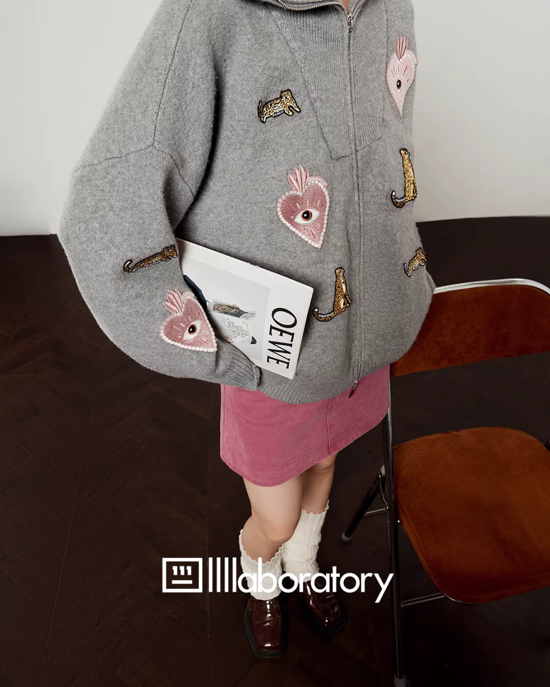 Polo Collar Embroidered Knit Cardigan / Pink Denim Skirt Polo Collar Embroidered Knit Cardigan / Pink Denim Skirt