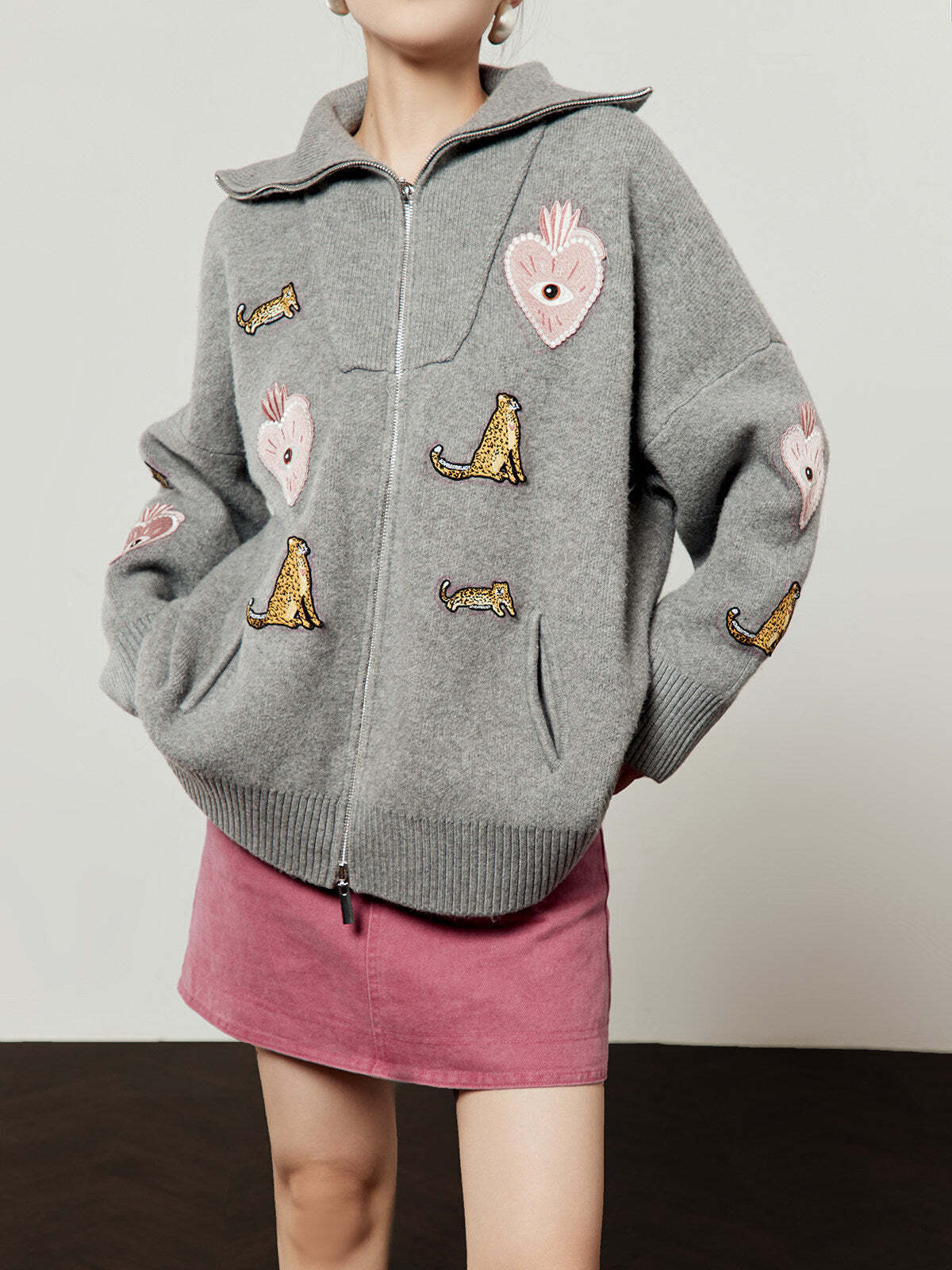 Polo Collar Embroidered Knit Cardigan / Pink Denim Skirt Polo Collar Embroidered Knit Cardigan / Pink Denim Skirt
