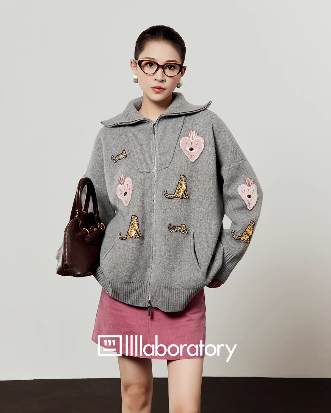 Polo Collar Embroidered Knit Cardigan / Pink Denim Skirt Polo Collar Embroidered Knit Cardigan / Pink Denim Skirt