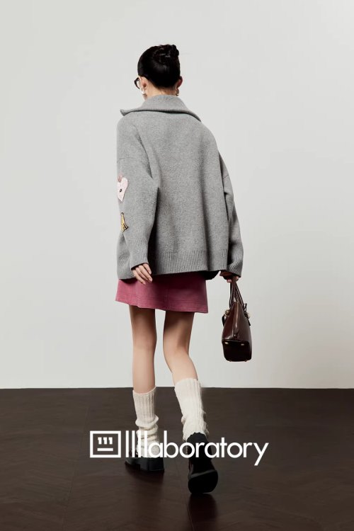 Polo Collar Embroidered Knit Cardigan / Pink Denim Skirt