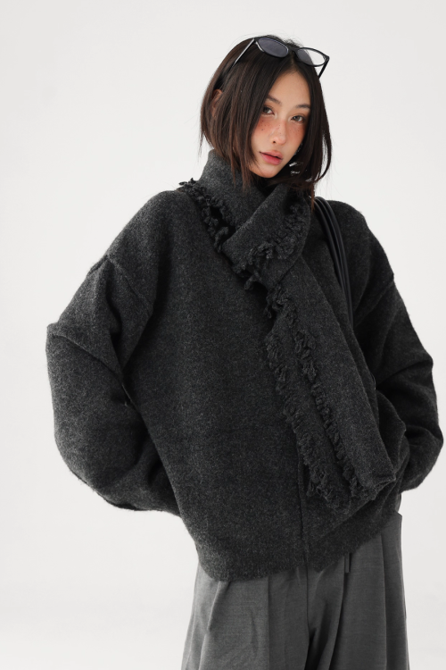 Round-Neck Pullover Knit / Scarf