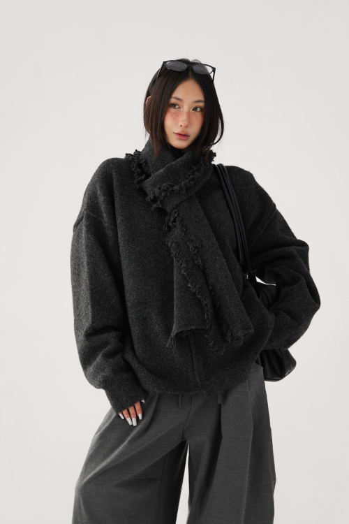 Round-Neck Pullover Knit / Scarf