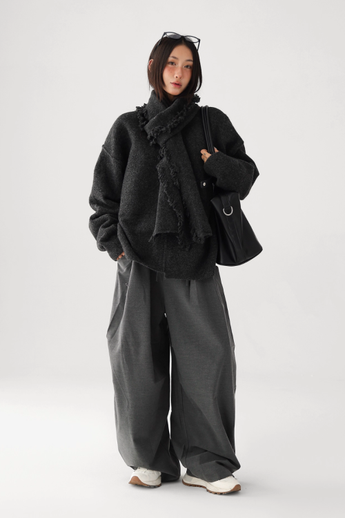 Round-Neck Pullover Knit / Scarf