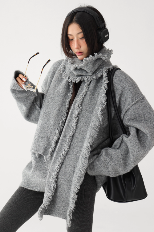 Round-Neck Pullover Knit / Scarf