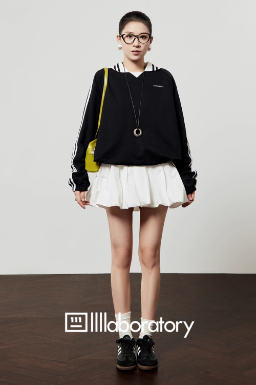 Side Line Black Top / Balloon Skirt Pants