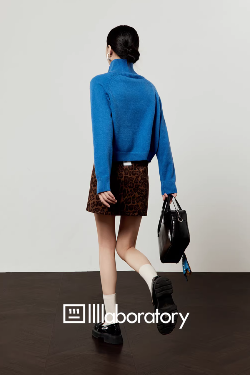 Stand Collar Knit Top / Leopard Print Mini Skirt