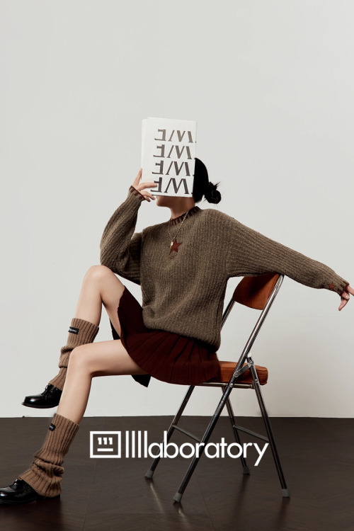 Star Logo Mock Neck Top / Pleated Skirt