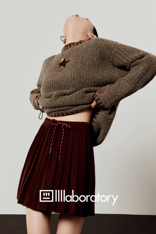 Star Logo Mock Neck Top / Pleated Skirt