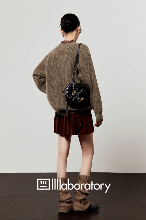 Star Logo Mock Neck Top / Pleated Skirt