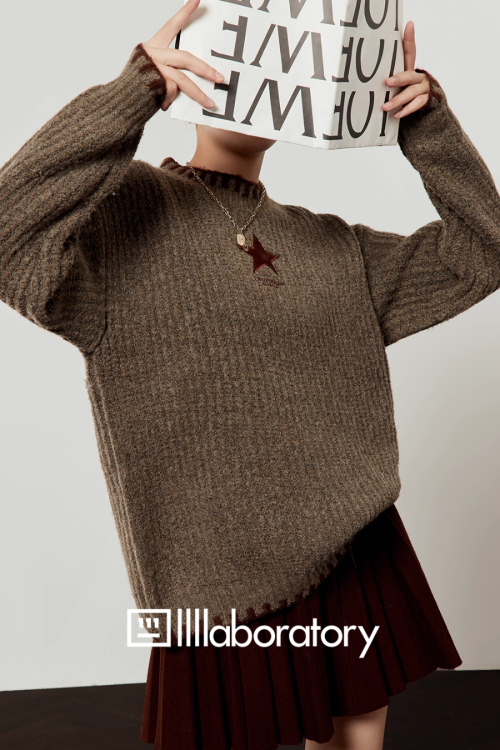 Star Logo Mock Neck Top / Pleated Skirt