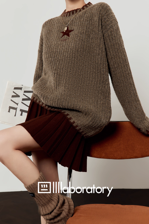 Star Logo Mock Neck Top / Pleated Skirt