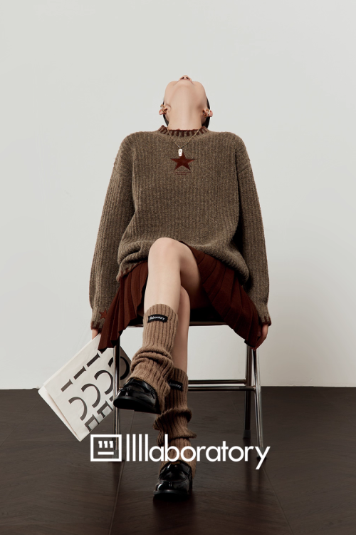 Star Logo Mock Neck Top / Pleated Skirt