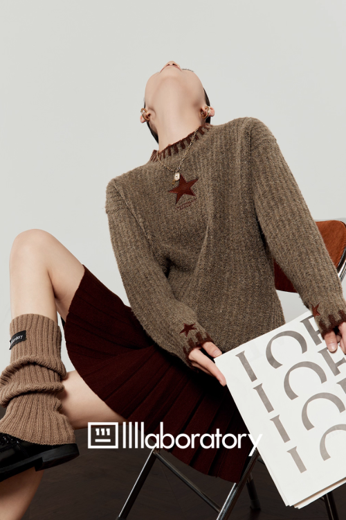 Star Logo Mock Neck Top / Pleated Skirt