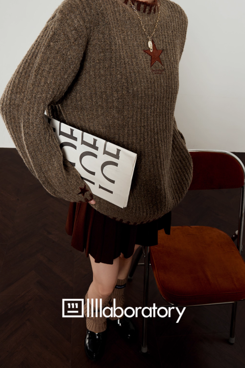 Star Logo Mock Neck Top / Pleated Skirt