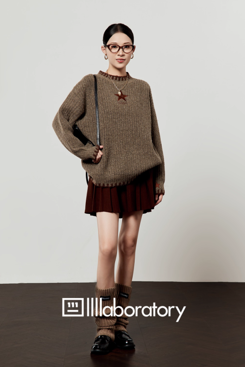 Star Logo Mock Neck Top / Pleated Skirt