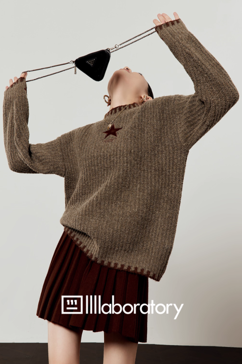 Star Logo Mock Neck Top / Pleated Skirt