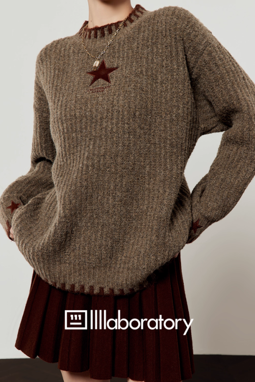 Star Logo Mock Neck Top / Pleated Skirt