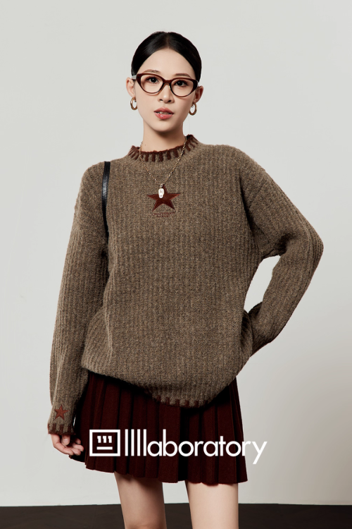 Star Logo Mock Neck Top / Pleated Skirt