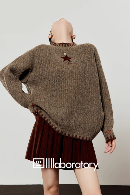 Star Logo Mock Neck Top / Pleated Skirt