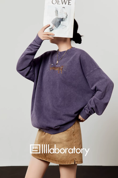 Tiger Motif Crewneck Top / Khaki Denim Skirt