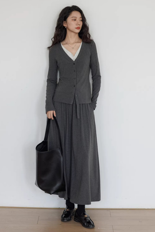 V-neck Basic Top / Long Skirt