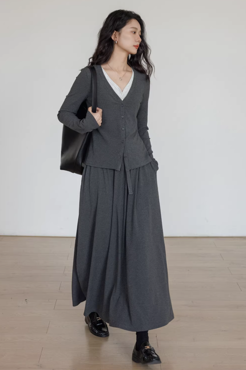 V-neck Basic Top / Long Skirt