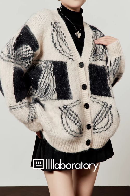 V-Neck Color Block Cardigan / Pleated Skirt / Black Layer Top