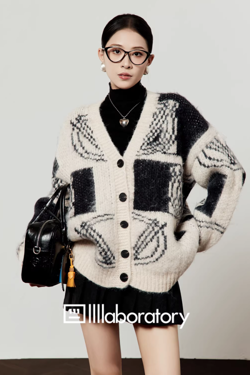 V-Neck Color Block Cardigan / Pleated Skirt / Black Layer Top