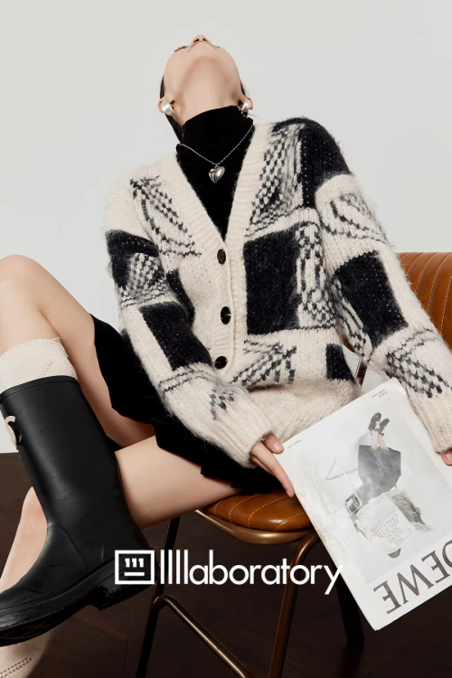 V-Neck Color Block Cardigan / Pleated Skirt / Black Layer Top