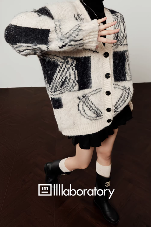 V-Neck Color Block Cardigan / Pleated Skirt / Black Layer Top