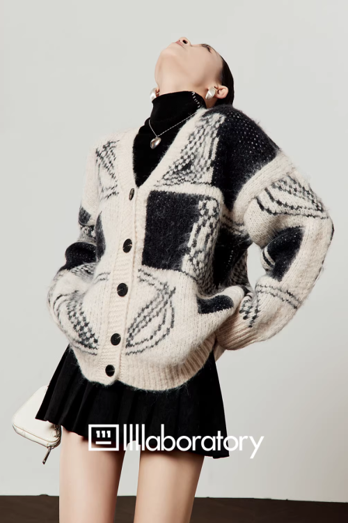 V-Neck Color Block Cardigan / Pleated Skirt / Black Layer Top