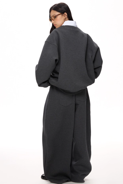 V-Neck Knit Top / Loose Sweatpants