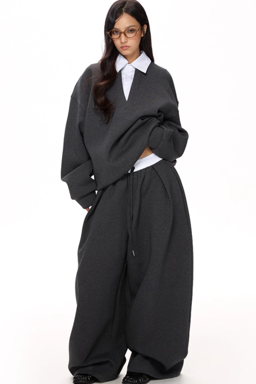 V-Neck Knit Top / Loose Sweatpants